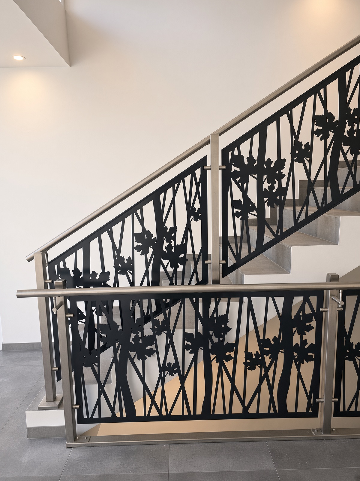 Treppengeländer mit Füllungen im Weinlaub-Design aus beschichtetem Stahl